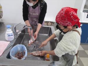 親子でさばく（鱗取り）