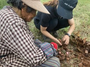 頼もしい先輩農家さんからのアドバイスを受ける末原さん​の画像