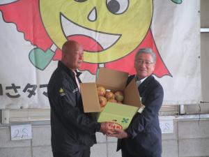 玉ねぎ贈呈