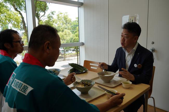 市役所食堂「諫早ゴーヤーの冷やし鶏ガラ塩ちゃんぽん」メニューPR活動の写真