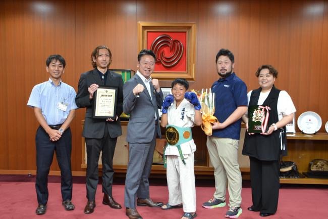 表敬【フルコンタクト空手全国大会優勝高尾巴琉選手】の写真