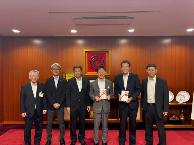 八江農芸（株）、八江グリーンポート（株）寄付金贈呈式の写真