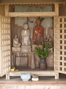 唐比権現の神像と仏像が祀ってあるものを写している写真