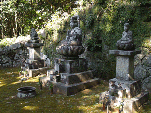 土橋貞恵墓地の像を３体写している写真