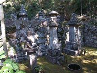 土橋貞恵墓地の仏像や墓石を写している写真