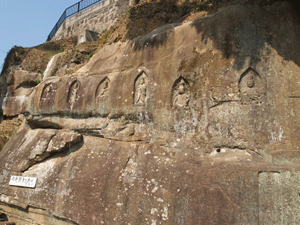 彫刻されている慶巌寺の磨崖仏三十三観音が６体写っている写真