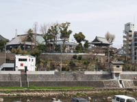 慶巌寺の外観を本明川越しに撮っている写真
