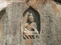彫刻されている慶巌寺の磨崖仏三十三観音を近くで一体写している写真