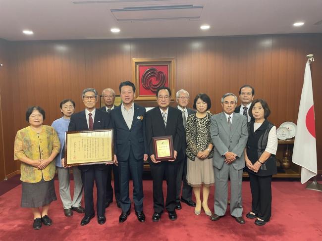 内閣府社会参加活動章受賞伝達式　天満町見守りネットワーク　写真