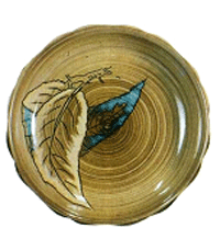 葉っぱが描かれている現川焼のお皿の写真