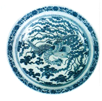 青く全体に絵が描かれている亀山焼のお皿の写真