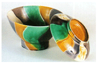 緑・白・黄色・黒で鮮やかに塗られている長与焼のお椀の写真