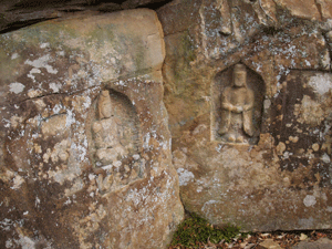 彫刻されている久山の磨崖仏三十三観音が二体写っている写真