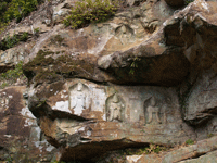 下方向から彫刻されている久山の磨崖仏三十三観音を写している写真