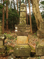 南平墓石群の宝篋印塔（至徳年間紀年銘）を正面から撮っている写真