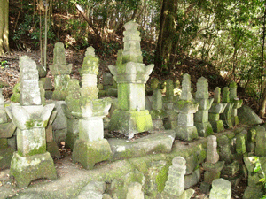 岩宗墓石群を斜め前から写している写真