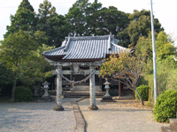 市杵島神社の鳥居前から神社を写した写真