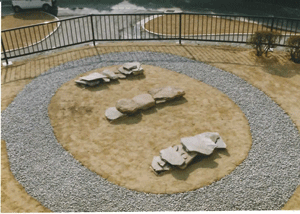 紙諫早小学校に移設された3つ並んでいる本明石棺群を上から写した写真
