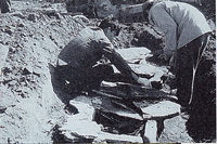本明石棺群を男性二人で観察している写真