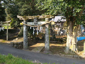 十六善神社の一の鳥居と二の鳥居の写真