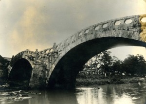 昭和30年代　本明川に架かっていた当時の眼鏡橋の画像
