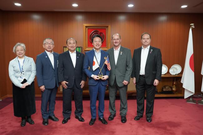 表敬【アセンズ市長】写真