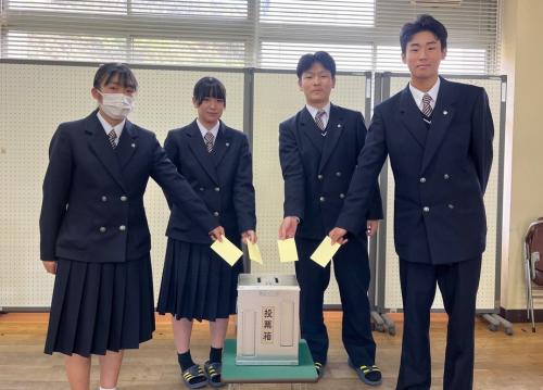 高校生の投票の様子