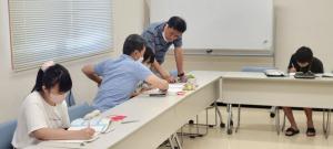 地域の方が中学生に勉強を教えている様子