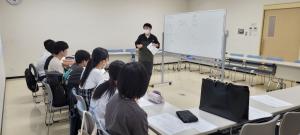 大学生が中学生に勉強を教えている様子