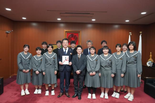 寄付贈呈式【明峰中学校と(株)ココユメ】　写真