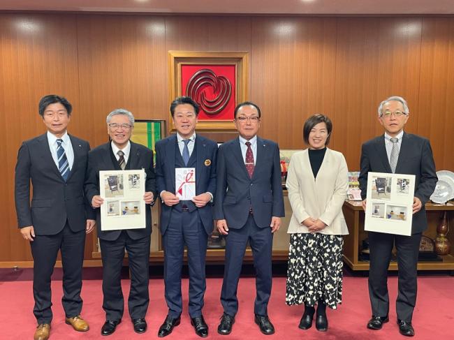 諫早図書館への記念品贈呈式 写真