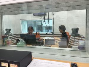 取材の様子(NBCラジオ)