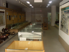 資料展示室の展示品が左右、中央に並んでいる写真