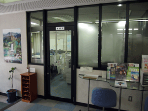 諫早市東京事務所の入り口の写真