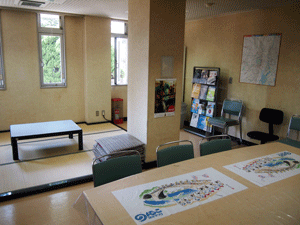 諫早修習館の談話室の畳のエリアやテーブルが写っている写真