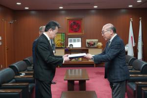 永江会長から大久保市長へ答申