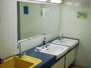 諫早修習館の男子学生用洗面所が２台並んでいる写真