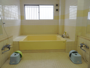 諫早修習館の男子学生用浴室のシャワーや浴槽を写した写真