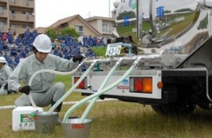 給水車から給水の写真