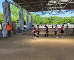 子どもと地域の方がゲートボールをしている様子