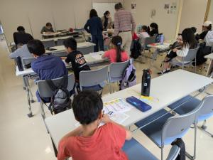 地域の方に子どもたちが勉強を教えていただいています