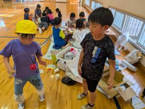 子どもがけん玉で遊んでいる