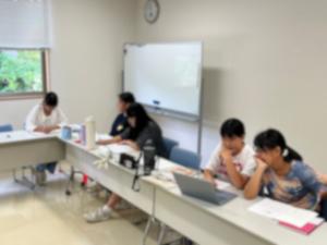 中学生の子どもたちが学習をしている様子