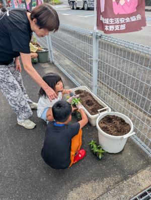 地域の方と花の苗を植えました