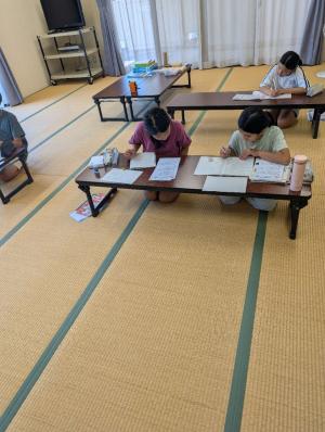 公民館で学習をしている子ども