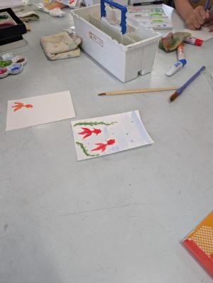 子どもたちが作った絵葉書の写真