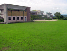野外ステージとその前の芝生の広場を写した写真