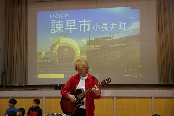 ギター演奏する林田健司さん