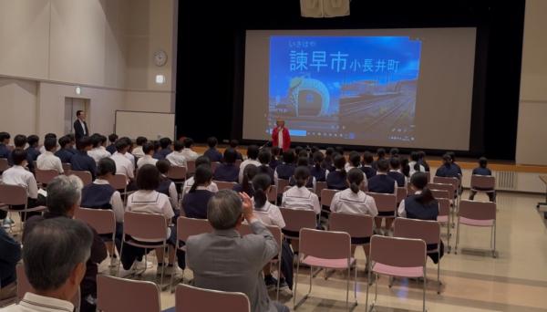 中学生と交流中