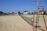 テニスコート（2面）を横から撮影した写真